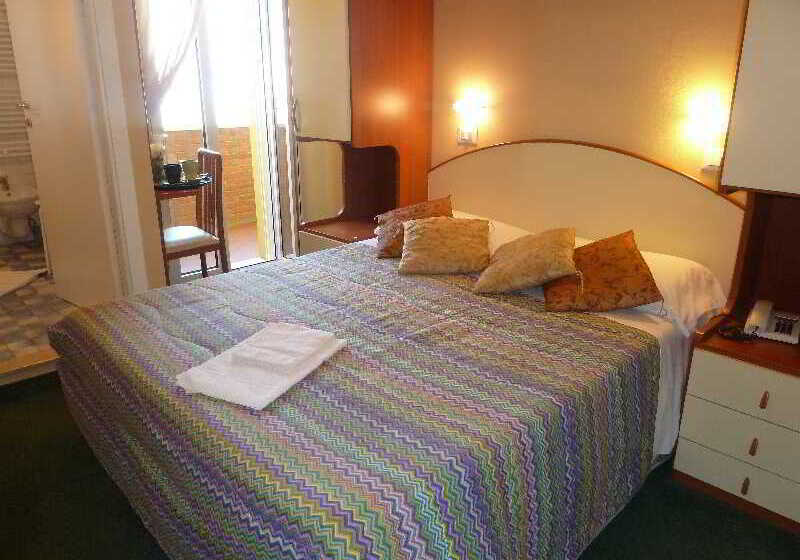 اتاق اساندارد با چشم‌انداز جانبی به دریا, Crosal