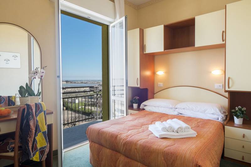 اتاق اساندارد با چشم‌انداز جانبی به دریا, Crosal