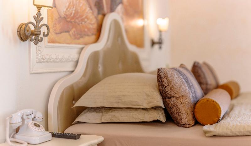 اتاق اساندارد با چشم‌انداز جانبی به دریا, Crosal