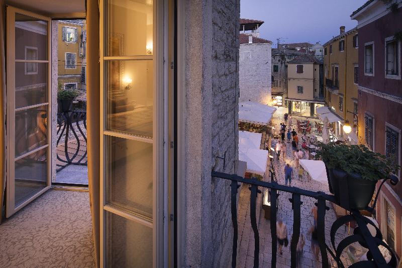 اتاق اساندارد با چشم‌انداز جانبی به دریا, Crosal