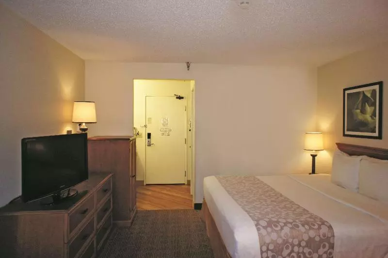 スタンダードスタジオ, Hampton Inn & Suites By Hilton Edmonton Intl Airport