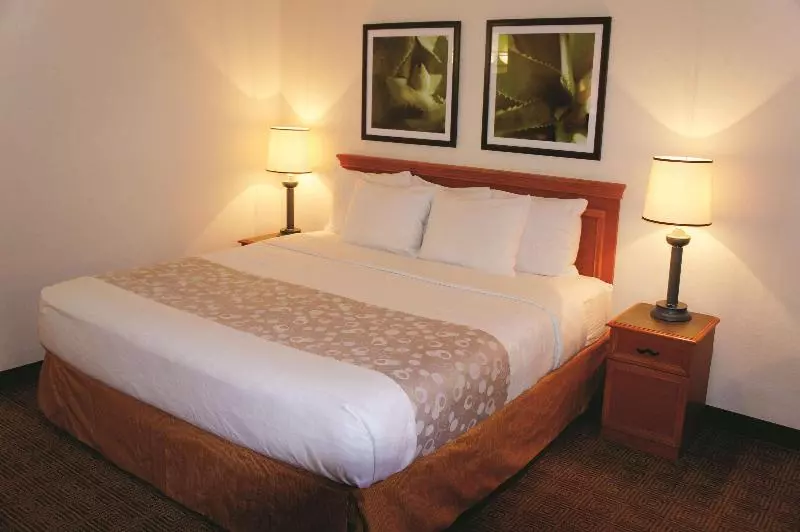 スタンダードスタジオ, Hampton Inn & Suites By Hilton Edmonton Intl Airport