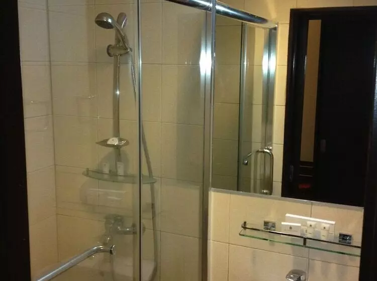 اتاق لوکس با تخت بزرگ, Millenia Suites