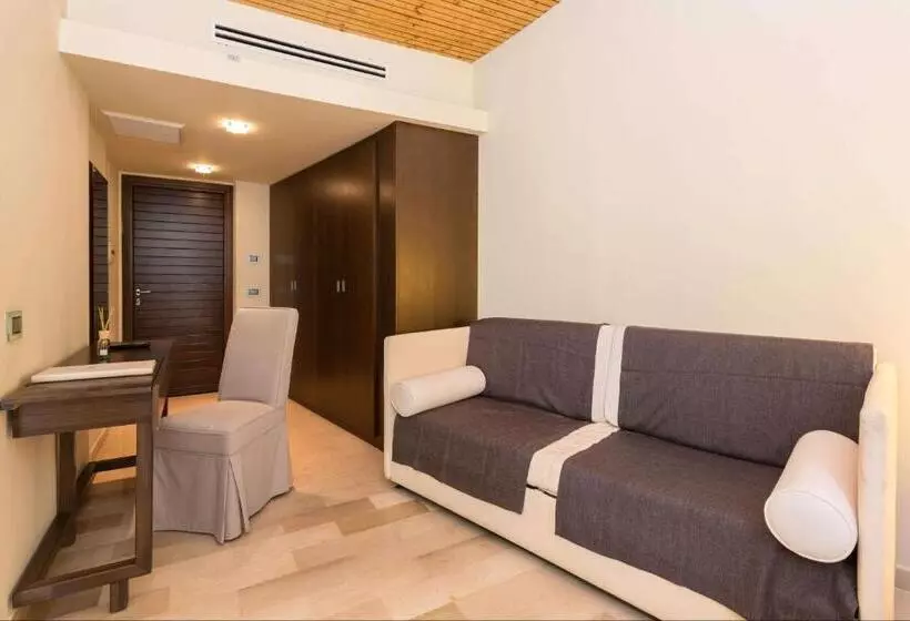 سوییت جونیور, Valtur Baia Del Gusmay Beach Resort