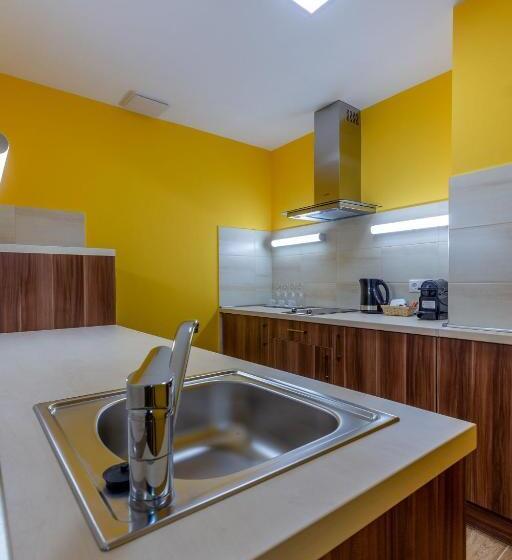 2 Schlafzimmer Apartment, Hostel Mayer Superior Veszprem