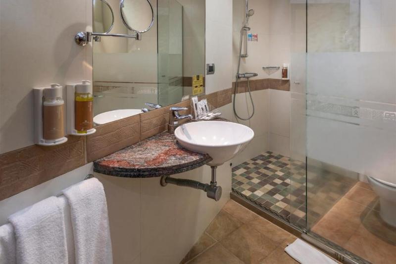 غرفة ديلوكس, Raza B