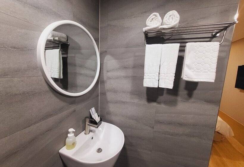 חדר סופריור, Raza B