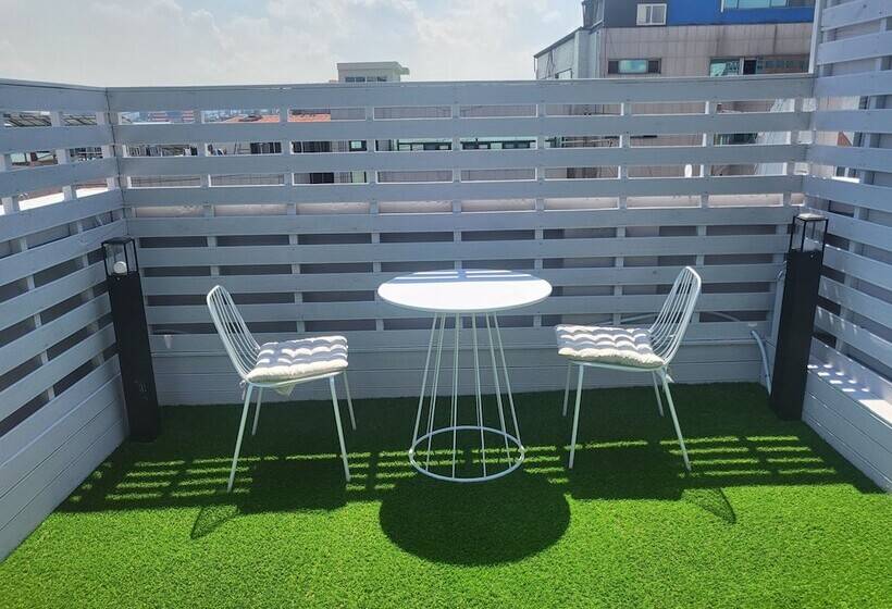 חדר סטודיו סטנדרד, Raza B