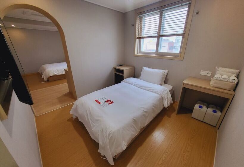 חדר דלוקס, Raza B