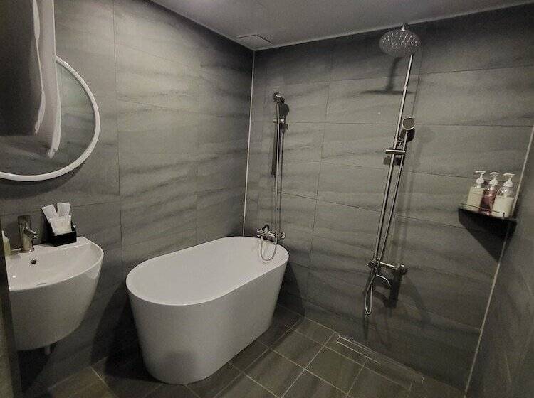 غرفة ديلوكس, Raza B