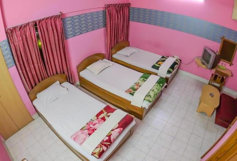 Economy Triple Room, Regent Park