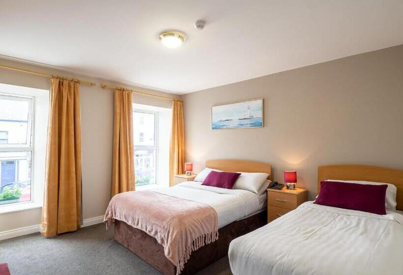 חדר קלאסי לשלושה, The Woodfield