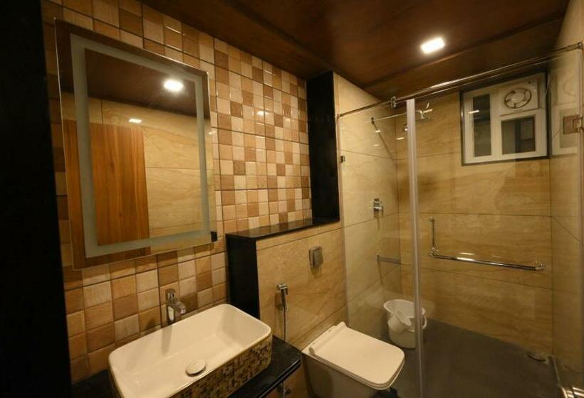 סוויטה דלוקס, Meenakshi Inn