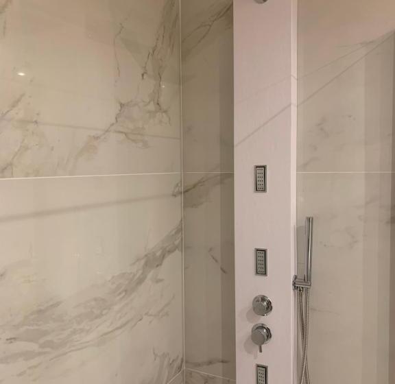 شقة غرفة واحدة, Rosso Apart