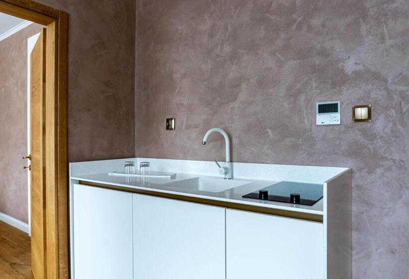 شقة غرفة واحدة, Rosso Apart