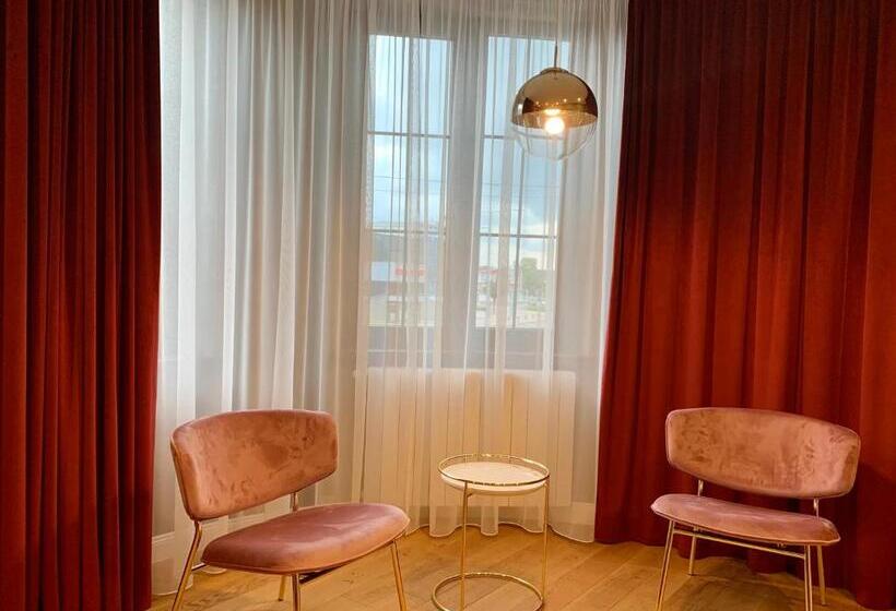 شقة غرفة واحدة, Rosso Apart