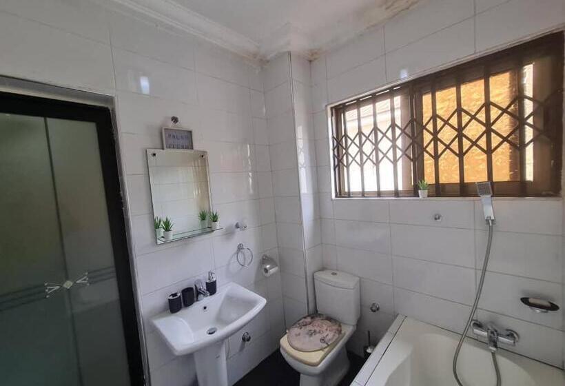 اتاق لوکس, Nesta Barron  Home Away From Home