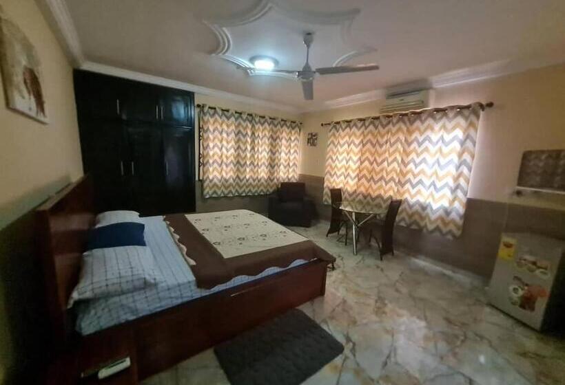 Номер Deluxe, Nesta Barron  Home Away From Home