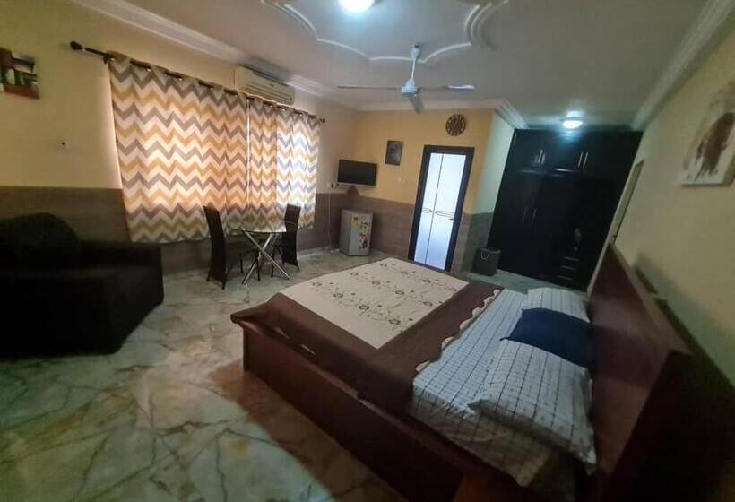 اتاق لوکس, Nesta Barron  Home Away From Home