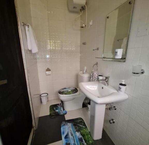 اتاق استاندارد, Nesta Barron  Home Away From Home