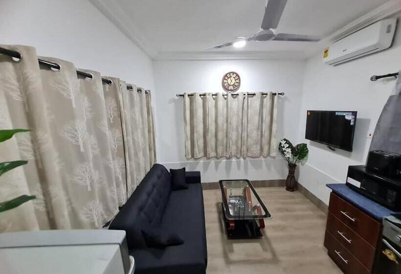 Апартаменты 1 Спальня Нижний Этаж, Nesta Barron  Home Away From Home