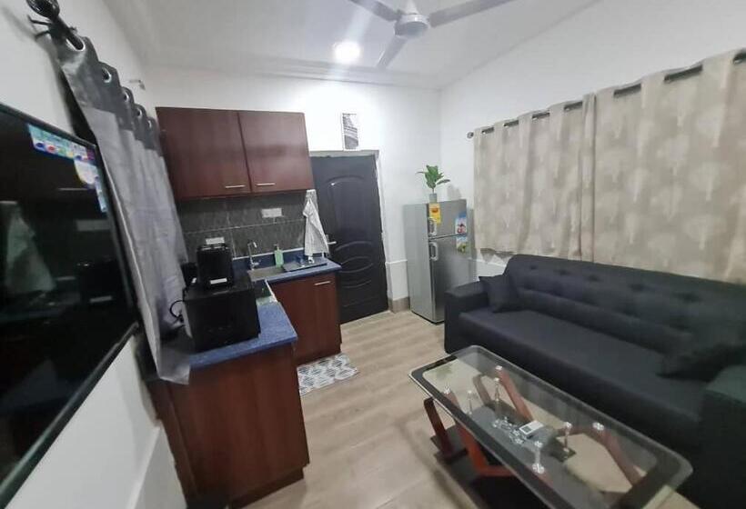 آپارتمان 1 خوابه همکف, Nesta Barron  Home Away From Home