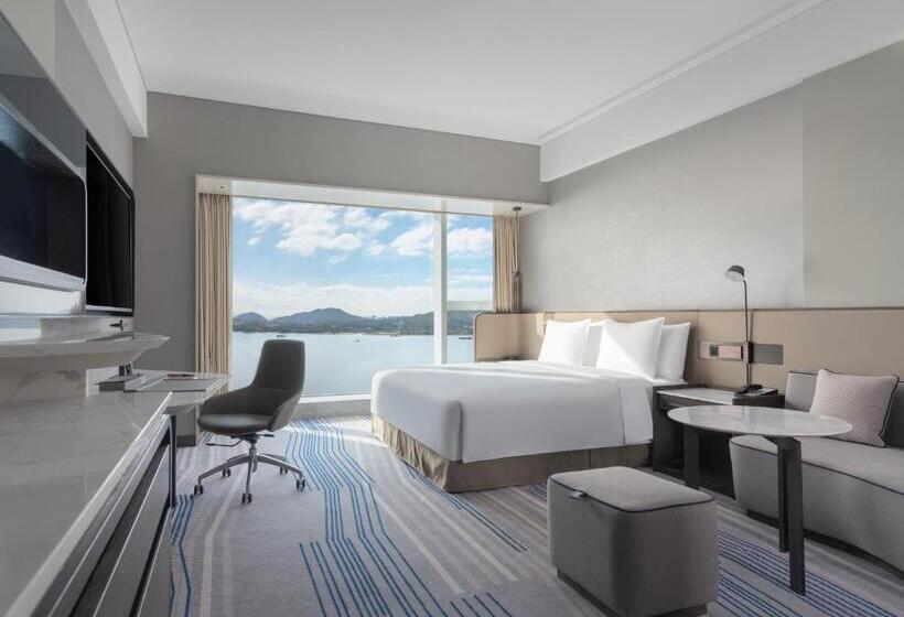 Стандартный Номер Кровать Кинг, Crowne Plaza Xiamen Jimei Seaview, An Ihg Hotel Free Mini Bar