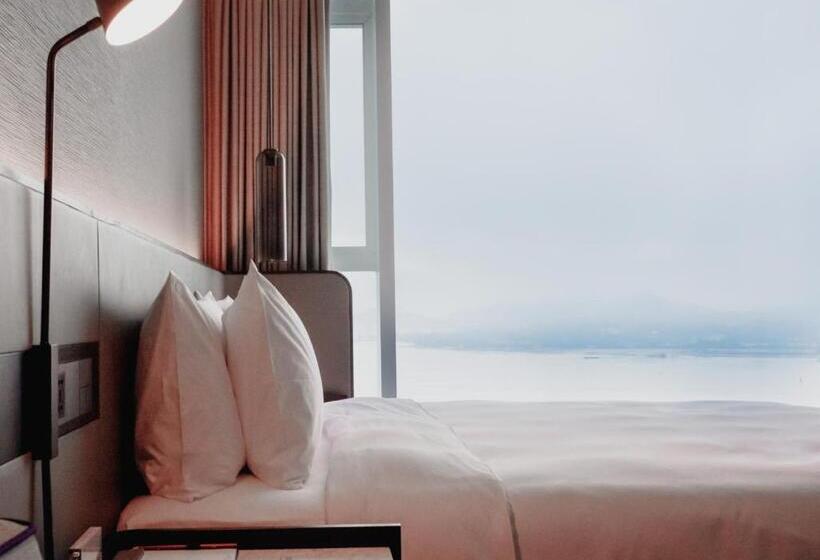 Стандартный Номер Кровать Кинг, Crowne Plaza Xiamen Jimei Seaview, An Ihg Hotel Free Mini Bar