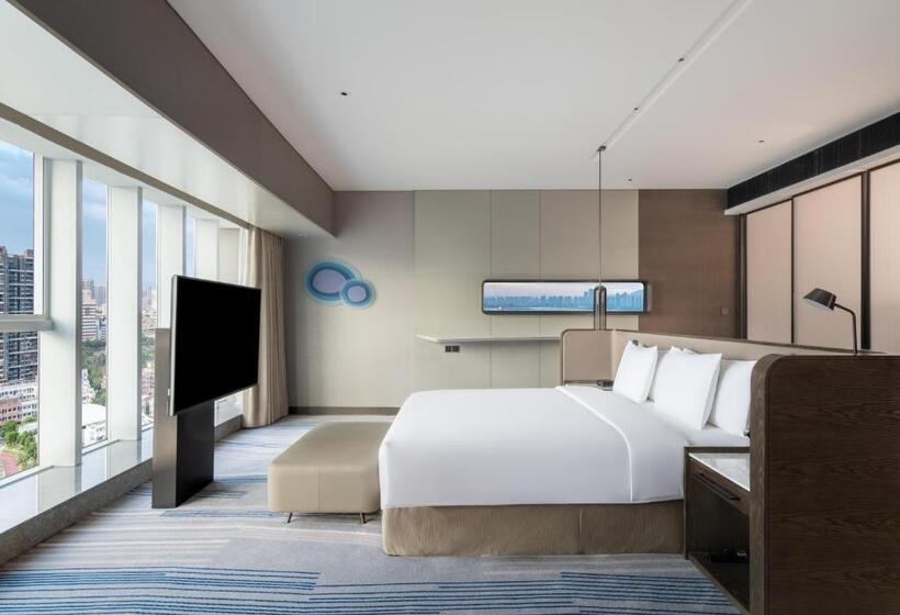 带大床的小型套房, Crowne Plaza Xiamen Jimei Seaview, An Ihg Hotel Free Mini Bar