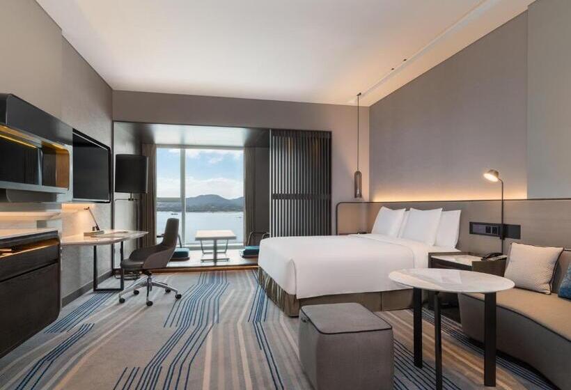 Номер Премиум, Crowne Plaza Xiamen Jimei Seaview, An Ihg Hotel Free Mini Bar
