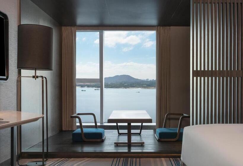 Номер Премиум, Crowne Plaza Xiamen Jimei Seaview, An Ihg Hotel Free Mini Bar