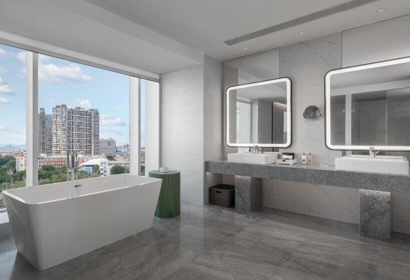 Люкс Кровать Кинг, Crowne Plaza Xiamen Jimei Seaview, An Ihg Hotel Free Mini Bar