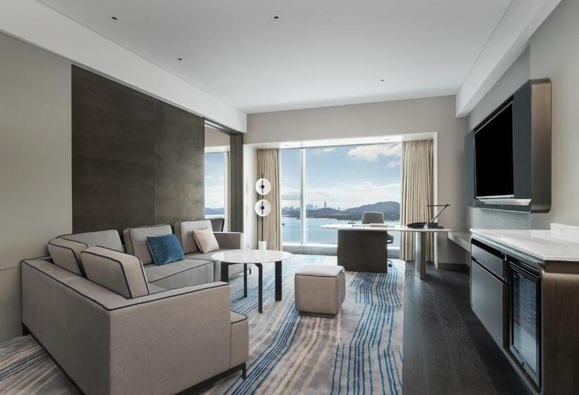 带大床的套房, Crowne Plaza Xiamen Jimei Seaview, An Ihg Hotel Free Mini Bar