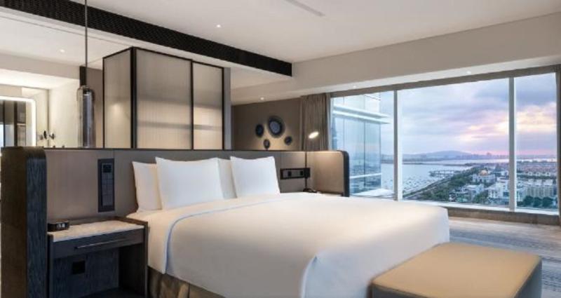 带大床的小型套房, Crowne Plaza Xiamen Jimei Seaview, An Ihg Hotel Free Mini Bar
