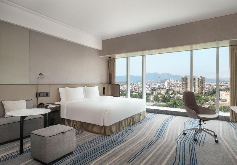 带大床的标准间, Crowne Plaza Xiamen Jimei Seaview, An Ihg Hotel Free Mini Bar