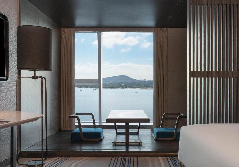 Номер Премиум, Crowne Plaza Xiamen Jimei Seaview, An Ihg Hotel Free Mini Bar