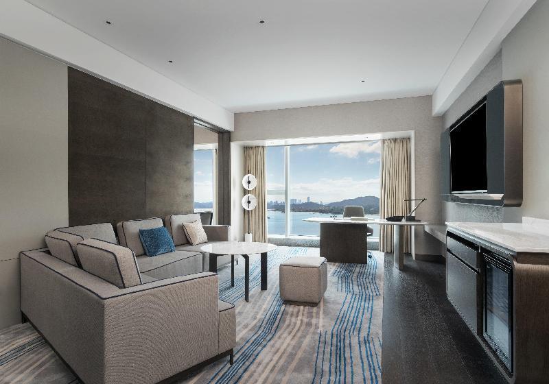 Люкс Кровать Кинг, Crowne Plaza Xiamen Jimei Seaview, An Ihg Hotel Free Mini Bar