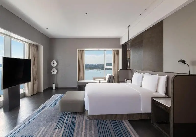 キングサイズベッドのスイートルーム, Crowne Plaza Xiamen Jimei Seaview By Ihg