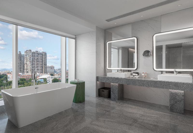 Люкс Кровать Кинг, Crowne Plaza Xiamen Jimei Seaview, An Ihg Hotel Free Mini Bar