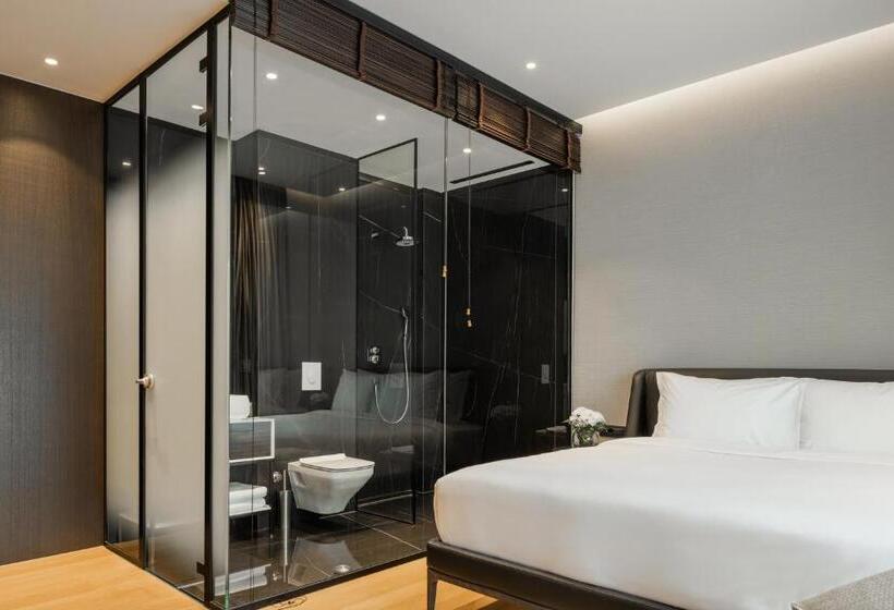 اتاق لوکس, Manami