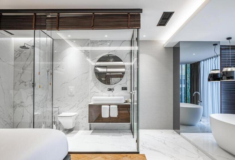 سوئیت با وان آب گرم, Manami