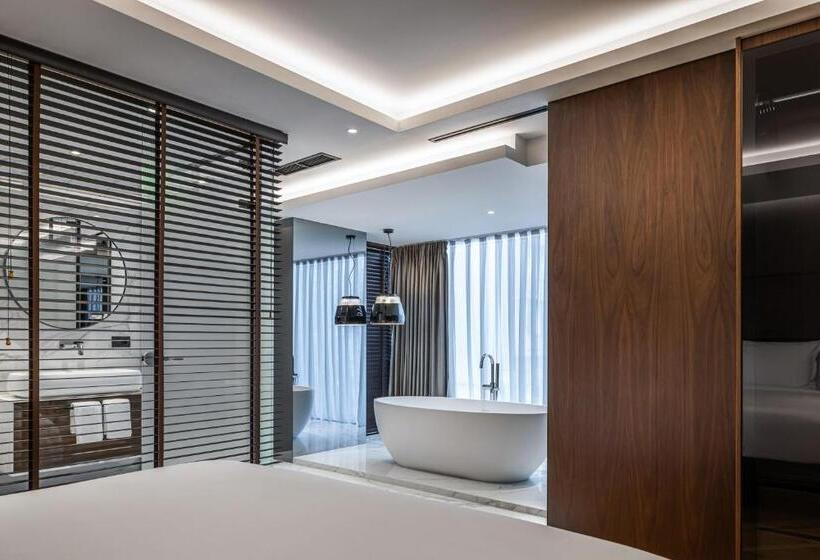 سوئیت با وان آب گرم, Manami