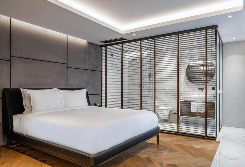 سوئیت با وان آب گرم, Manami