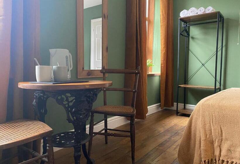 غرفة قياسية, The Ancient Briton