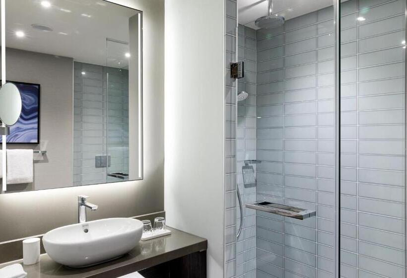 سوئیت جونیور با تخت بزرگ, The Den, Shertogenbosch, A Tribute Portfolio