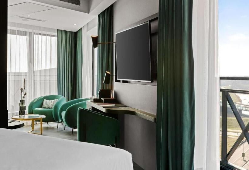 سوئیت جونیور با تخت بزرگ, The Den, Shertogenbosch, A Tribute Portfolio