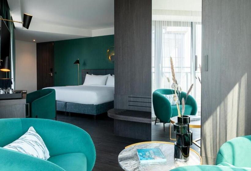 سوئیت جونیور با تخت بزرگ, The Den, Shertogenbosch, A Tribute Portfolio