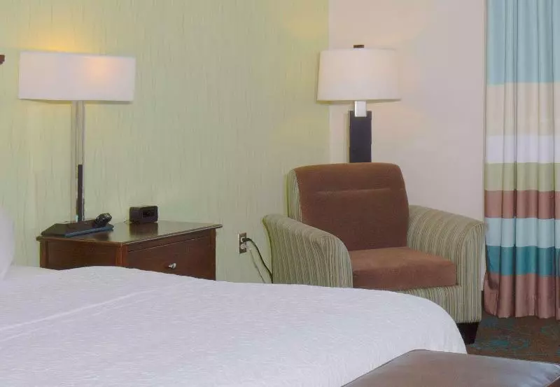 キングサイズベッドのスタンダードルーム, Hampton Inn & Suites Suisun City Waterfront