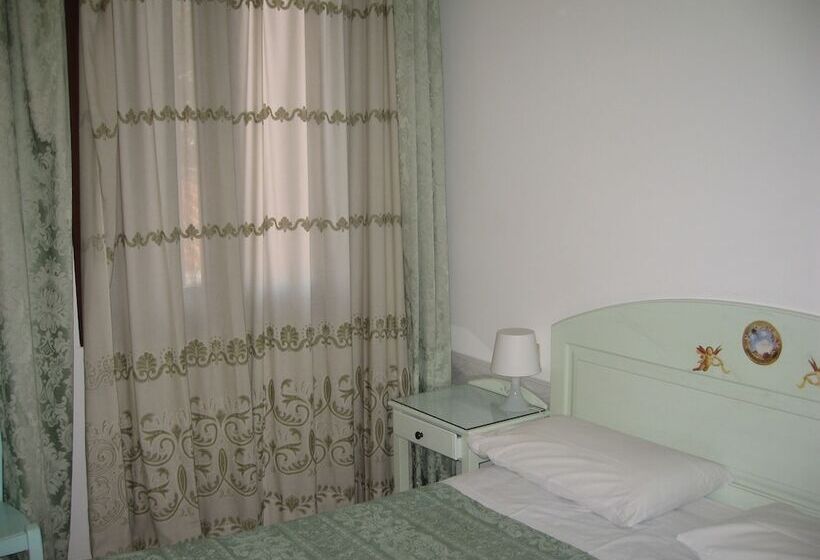 اتاق استاندارد با سرویس بهداشتی مشترک, Adua