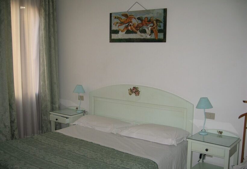 اتاق استاندارد چهارنفره با سرویس بهداشتی مشترک, Adua